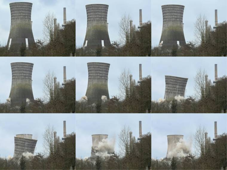 Series of images taken on February 11, 2024 during the blasting of the highest tower of the Saint-Avold power station, in Moselle, in the process of converting from coal to hydrogen (AFP / Jean-Christophe VERHAEGEN)