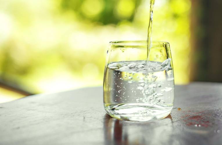 Boire beaucoup d’eau permet d’avoir une peau souple et hydratée crédit photo : Shutterstock