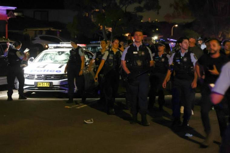 La police de Nouvelle-Galles du Sud devant l'église du Christ Bon Pasteur à Wakeley dans la banlieue ouest de Sydney, le 15 avril 2024 ( AFP / DAVID GRAY )