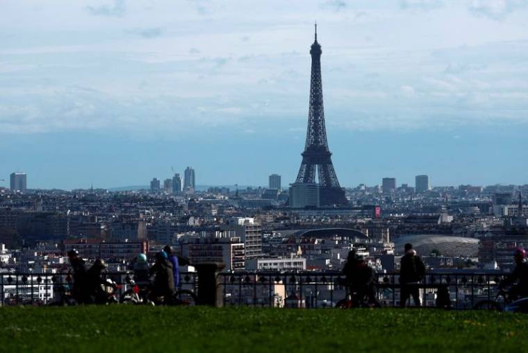 Vue de la Tour Eiffel depuis le Parc de Saint-Cloud près de Paris