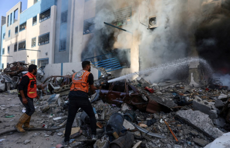 Des sauveteurs éteignent les flammes à l'intérieur d'une école de l'ONU transformée en abri après avoir été touchée par une frappe israélienne, dans le quartier de Rimal de la ville de Gaza, dans le nord de la bande de Gaza, le 14 novembre 2024 ( AFP / Omar AL-QATTAA )