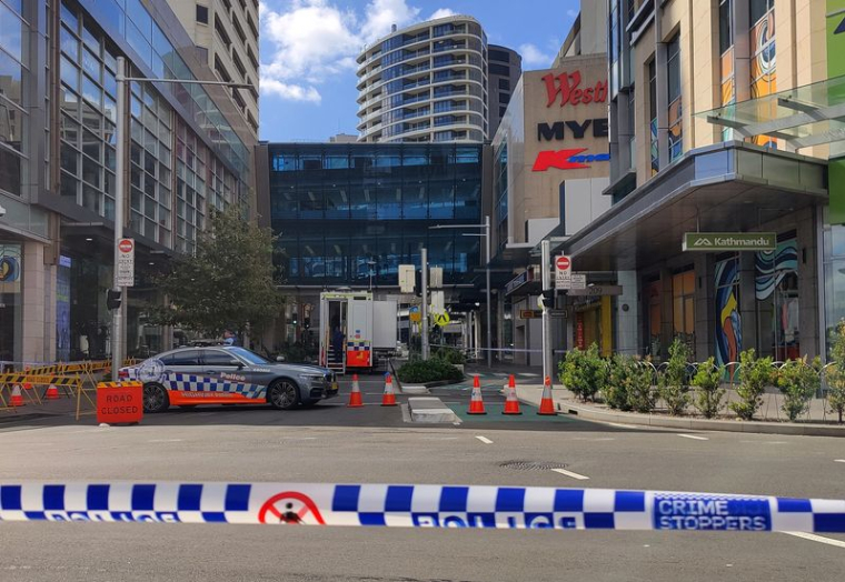 Vue d'une voiture de police à l'extérieur du Westfield Bondi Junction, après l'attaque survenue samedi à Sydney