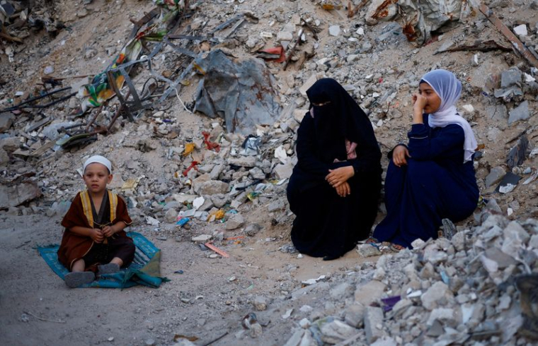 Les Palestiniens prient pour l'Aïd al-Adha près des ruines de la mosquée al-Rahma