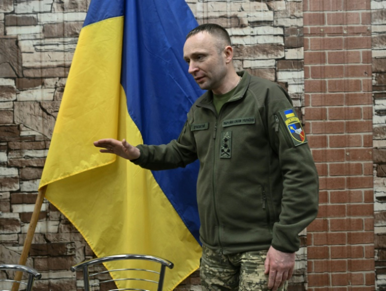 Le commandant des forces terrestres ukrainiennes Mykhailo Drapaty s'adresse aux journalistes dans un lieu tenu secret de la région de Donetsk, le 6 janvier 2025 ( AFP / Genya SAVILOV )