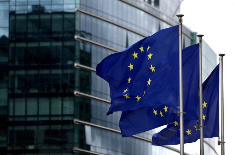 Les drapeaux européens flottent devant le siège de la Commission européenne à Bruxelles