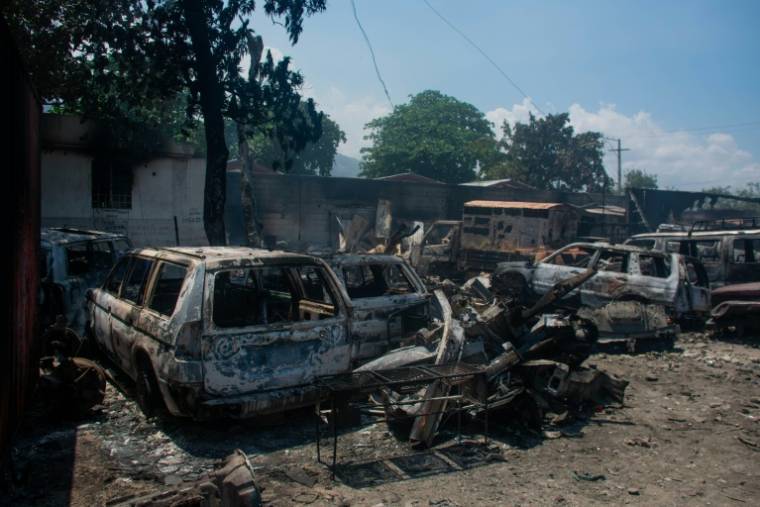 Des épaves calcinées de véhicules à Port-au-Prince, le 25 mars 2024 en Haïti ( AFP / Clarens SIFFROY )