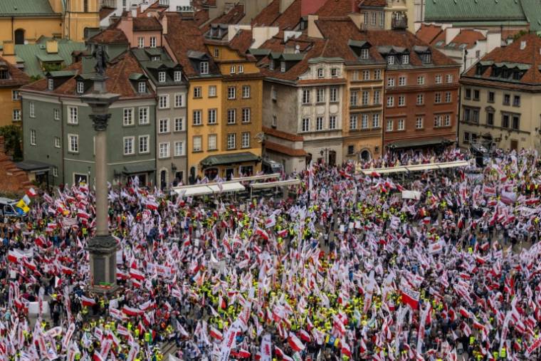Plusieurs milliers d'agriculteurs polonais manifestent à Varsovie, en Pologne, le 10 mai 2024, contre les réglementations environnementales de l'UE ( AFP / Wojtek Radwanski )