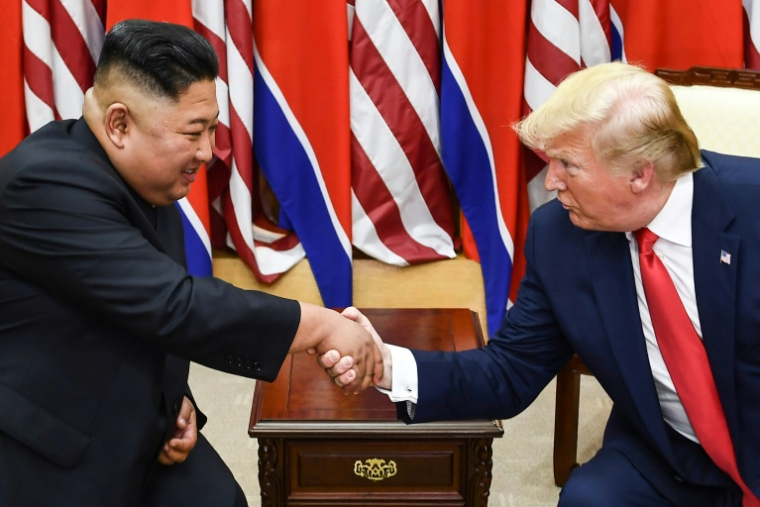 Le dirigeant nord-coréen Kim Jong Un et le président américain Donald Trump se rencontrent à Panmunjom, au sud de la ligne de démarcation intercoréenne, le 30 juin 2019 ( AFP / Brendan Smialowski )