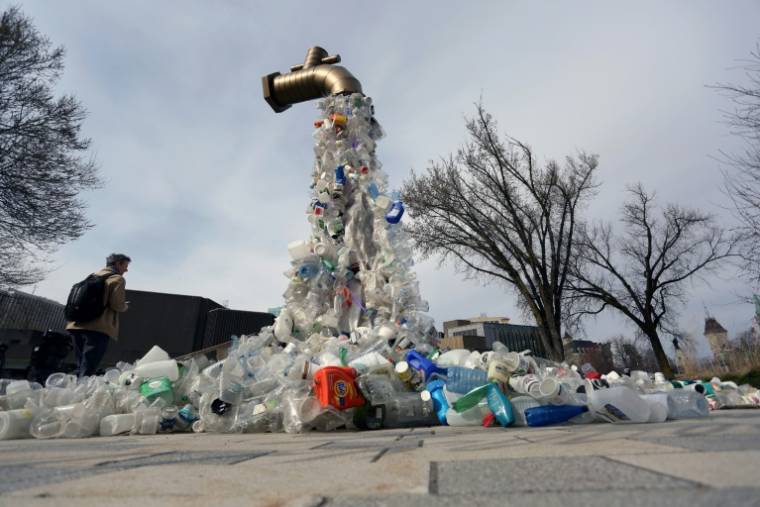 Une sculpture intitulée "Giant Plastic Tap" (Grand robinet de plastique) de l'artiste canadien Benjamin Von Wong est exposée à Ottawa, durant le Comité intergouvernemental des Nations Unies sur la pollution plastique, le 23 avril 2024 ( AFP / Dave Chan )
