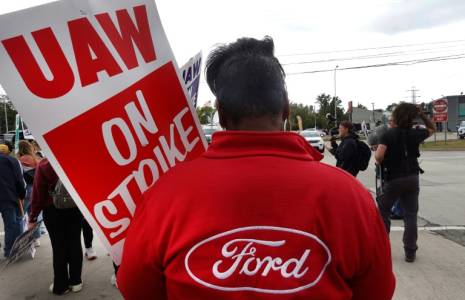 Un rassemblement de salariés de Ford en grève à Wayne, dans le Michigan, le 26 septembre 2023 ( GETTY IMAGES NORTH AMERICA / SCOTT OLSON )