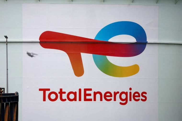 Le logo de TotalEnergies sur un réservoir de pétrole près de Dunkerque, France