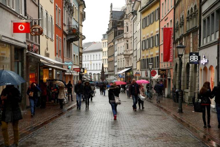 Photo d'archives: Des personnes marchent dans une rue commerçante de la ville de Constance