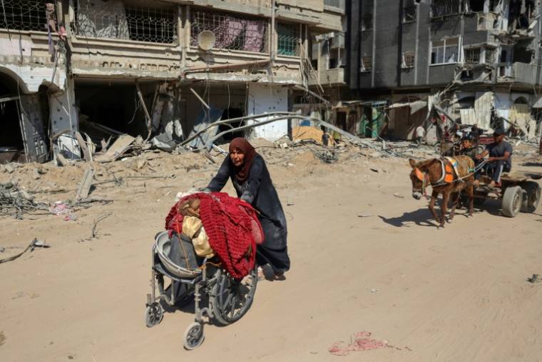 Des Palestiniens à Khan Younès, grande ville du sud de Gaza, après le retrait des troupes israéliennes, le 7 avril 2024   ( AFP / - )