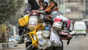 Des Palestiniens quittent Rafah avec quelques affaires en direction de Khan Younès, dans le sud de la bande de Gaza, le 11 mai 2024 ( AFP / - )