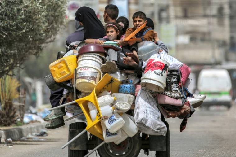 Des Palestiniens quittent Rafah avec quelques affaires en direction de Khan Younès, dans le sud de la bande de Gaza, le 11 mai 2024 ( AFP / - )