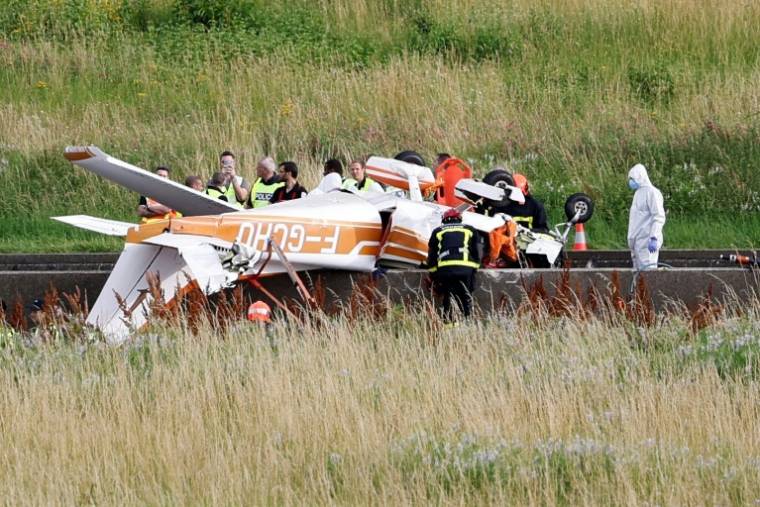 Des secouristes et des policiers sur le site du crash d'un avion de tourisme à Noisiel, le 30 juin 2024 en Seine-et-Marne ( AFP / OLYMPIA DE MAISMONT )