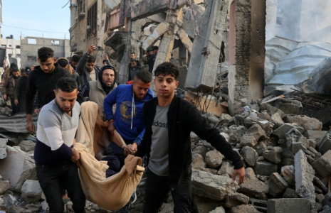 Des hommes extraient un corps des décombres de la maison de la famille al-Ghoula, le 4 janvier 2025 dans la ville de Gaza ( AFP / Omar AL-QATTAA )