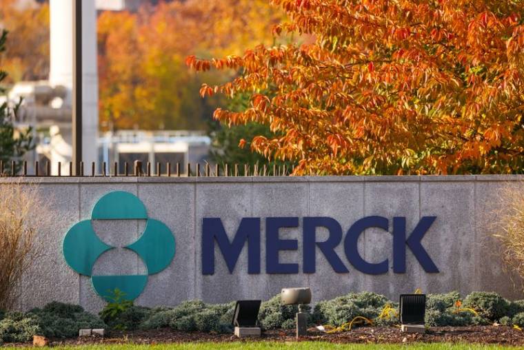 Des panneaux sont visibles au siège de Merck & Co. à Kenilworth, dans le New Jersey.