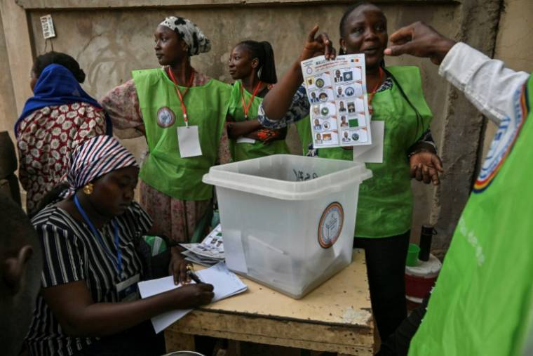 Dépouillement des bulletins de vote pour la présidentielle, le 6 mai 2024 à N'Djamena, au Tchad ( AFP / Issouf SANOGO )