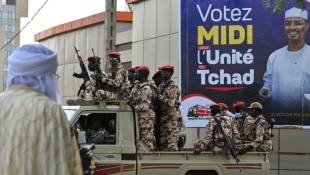 Des militaires patrouillent à N'Djamena le 6 mai 2024 pendant l'élection présidentielle tchadienne. ( AFP / Issouf SANOGO )