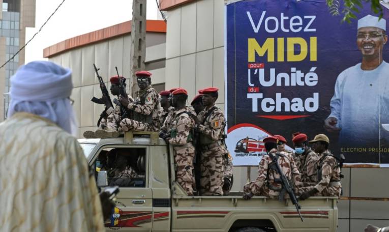 Des militaires patrouillent à N'Djamena le 6 mai 2024 pendant l'élection présidentielle tchadienne. ( AFP / Issouf SANOGO )
