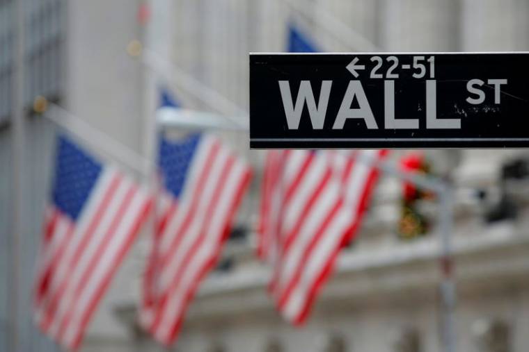 Photo d'un panneau indiquant Wall Street à l'extérieur de la Bourse de New York (NYSE)