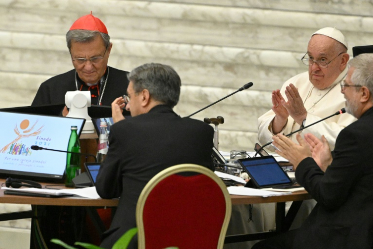 Le pape François assiste à la deuxième session de l'Assemblée générale ordinaire du Synode des évêques à la salle Paul VI au vatican, le 26 octobre 2024. ( AFP / Tiziana FABI )