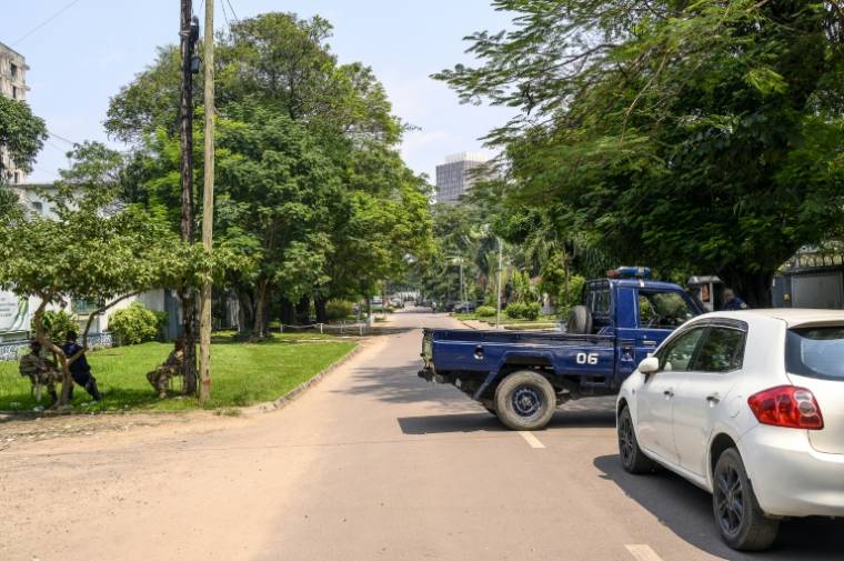 Une rue bloquée par la garde républicaine et la police congolaise près du lieu de la tentative de coup d'Etat présumée à Kinshasa le 19 mai 2024 ( AFP / ARSENE MPIANA )
