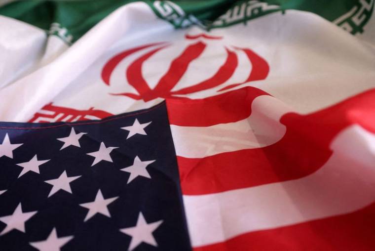 Photo d'archives: Des drapeaux américain et iranien