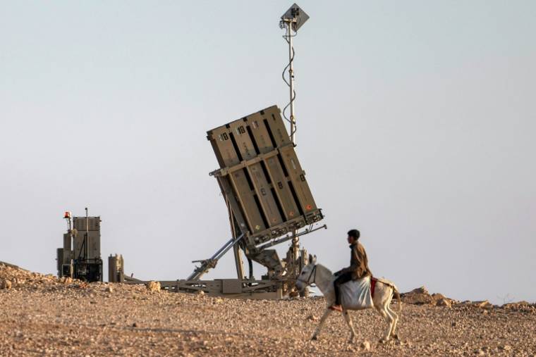 Une batterie de la défense anti-aérienne israélienne près d'un village non reconnu par les autorités, dans le désert du Néguev, dans le sud d'Israël, le 14 avril 2024 ( AFP / AHMAD GHARABLI )