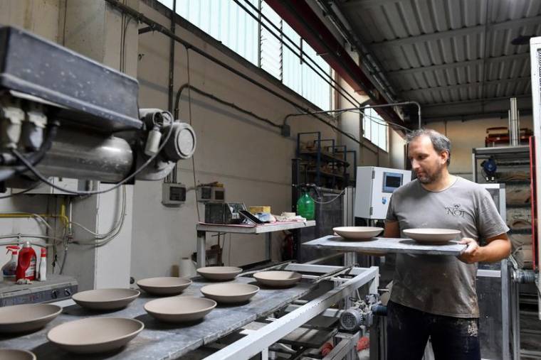 L'usine de céramique ouvre au lever du soleil en raison de la hausse des coûts de l'énergie, à Citta di Castello