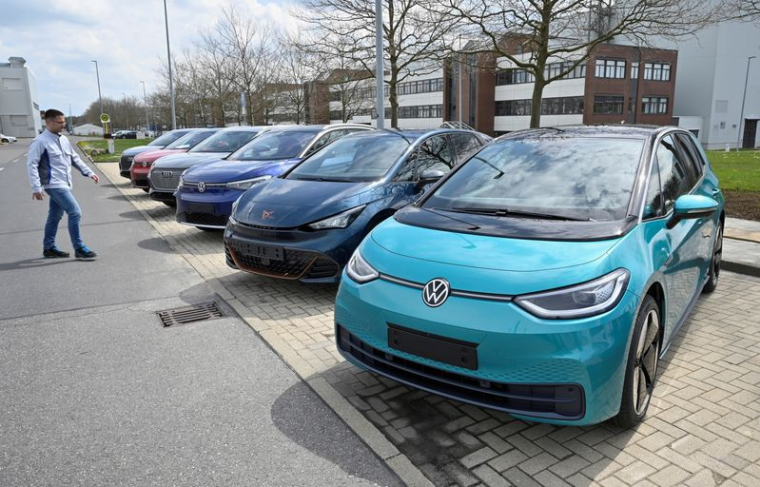 Des modèles de voitures électriques du groupe Volkswagen sont garés devant l'usine de production de l'entreprise, à Zwickau.