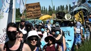 Des opposants à un projet de "mégabassines", réserves controversées d'irrigation agricole, manifestent le 11 mai 2024 près de Billom, dans le centre de la France  ( AFP / JEAN-PHILIPPE KSIAZEK )