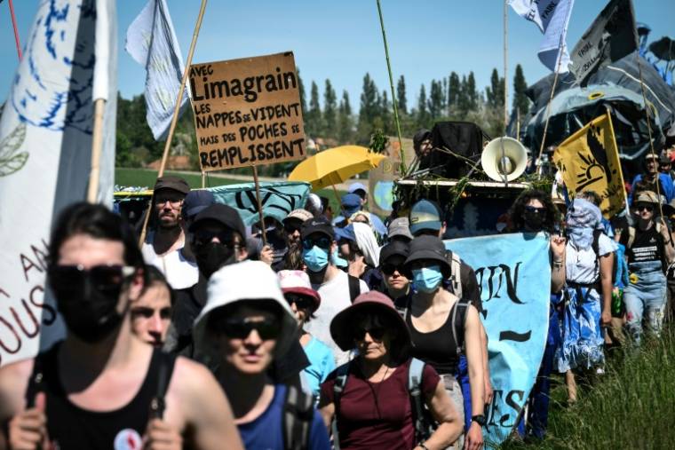 Des opposants à un projet de mégabassines, réserves controversées d'irrigation agricole, manifestent le 11 mai 2024 près de Billom, dans le Puy-de-Dôme ( AFP / JEAN-PHILIPPE KSIAZEK )