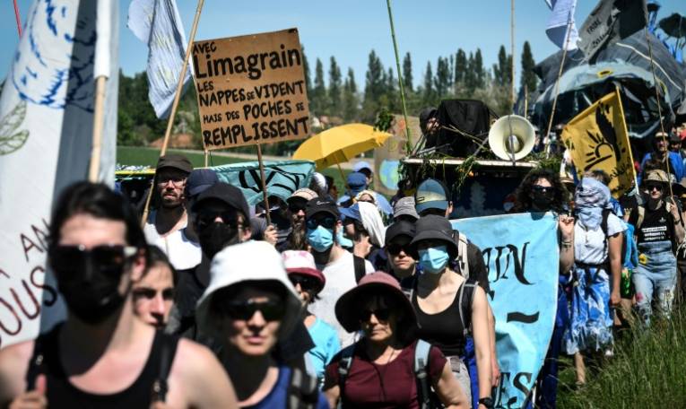 Des opposants à un projet de "mégabassines", réserves controversées d'irrigation agricole, manifestent le 11 mai 2024 près de Billom, dans le centre de la France  ( AFP / JEAN-PHILIPPE KSIAZEK )