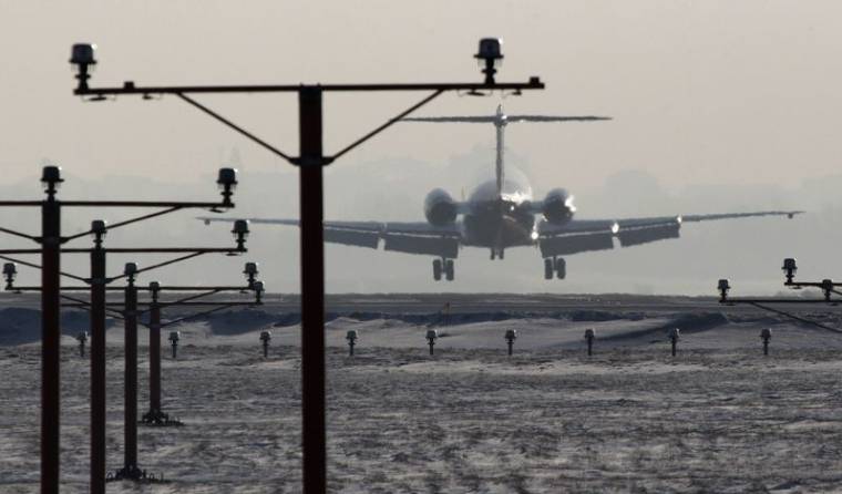 Un avion atterrit sur la piste de l'aéroport Chopin à Varsovie