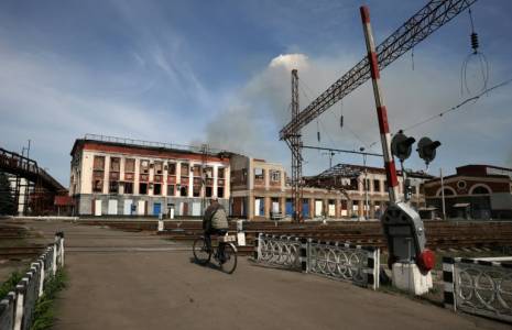 La gare de Lyman détruite par une frappe russe, le 13 avril 2024 dans l'est de l'Ukraine ( AFP / Anatolii STEPANOV )
