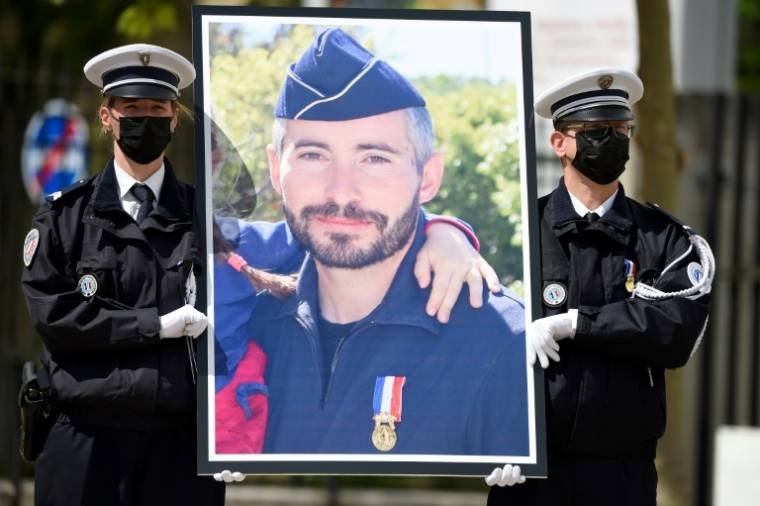the portrait of police officer Eric Masson, killed in Avignon, during a national tribute, May 11, 2021 in Avignon (POOL / Nicolas TUCAT)