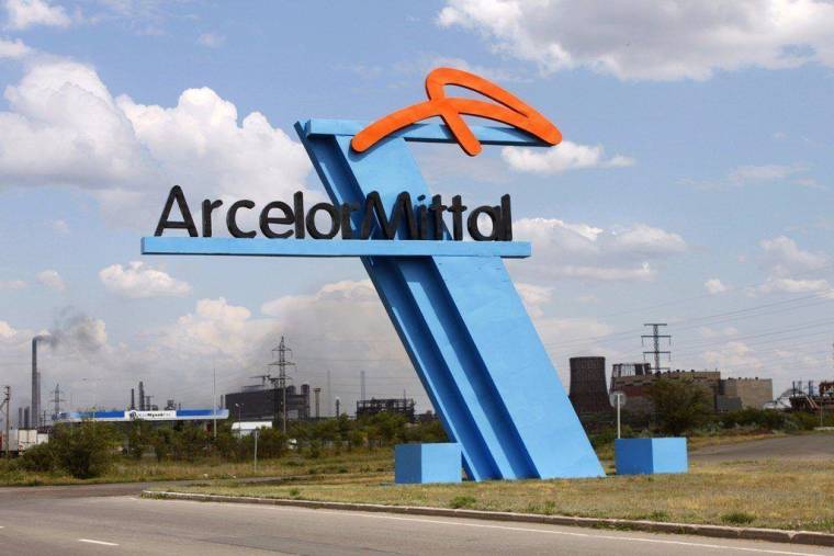Le logo d'Arcelormittal sur un site de production.  (crédit photo : Wikimedia Commons /  )