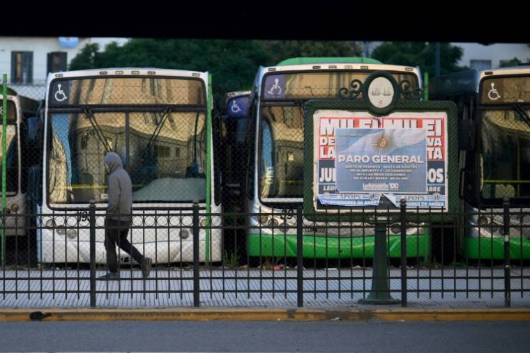 Les transports publics à l'arrêt à Buenos Aires en ce jour de grève générale,  le 9 mai 2024 ( AFP / Luis ROBAYO )