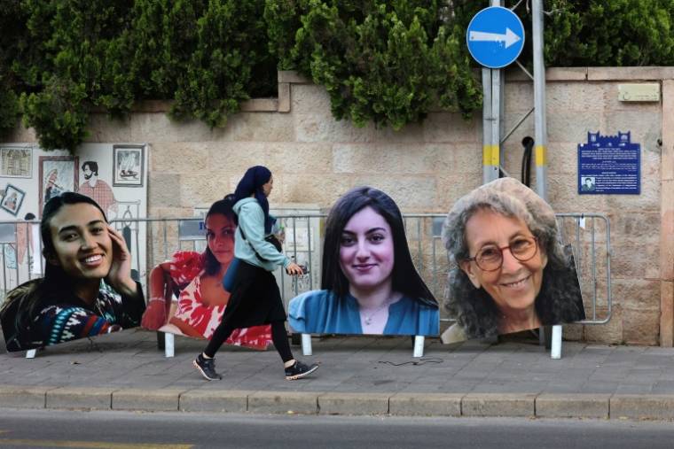 Portraits d'otages retenus dans la bande de Gaza, placardés devant la résidence du Premier ministre israélien, à Jérusalem le 2 mai 2024 ( AFP / GIL COHEN-MAGEN )