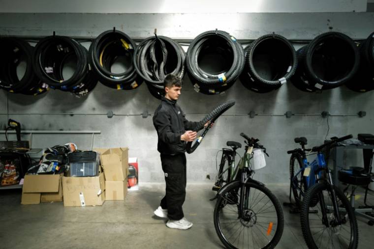 Un employé de l'entreprise E-Bike, le 28 mars 2023 à Vienne, dans l'Isère  ( AFP / OLIVIER CHASSIGNOLE )