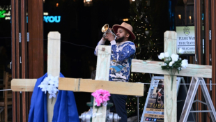 Un joueur de trompette près de croix érigées près de Bourbon Street, à la Nouvelle-Orléans (Louisiane), aux Etats-Unis, le 2 janvier 2025 ( AFP / ANDREW CABALLERO-REYNOLDS )