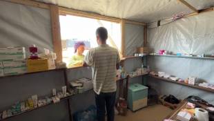 Un Gazaoui déplacé installe une pharmacie de fortune dans une tente à Rafah
