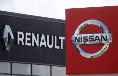 Les logos des constructeurs automobiles Nissan et Renault sont photographiés dans une concession à Kyiv