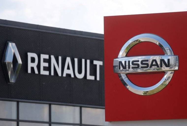 Les logos des constructeurs automobiles Nissan et Renault sont photographiés dans une concession à Kyiv