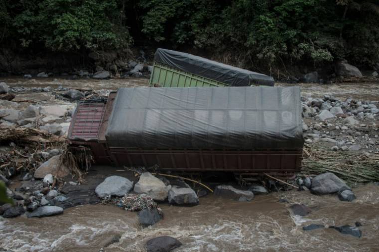 Des camions emportés par des crues éclair et une coulée de lave froide ont fini dans le lit d'une rivière, à Tanah Datar, sur l'île de Sumatra (Indonésie), le 12 mai 2024 ( AFP / REZAN SOLEH )
