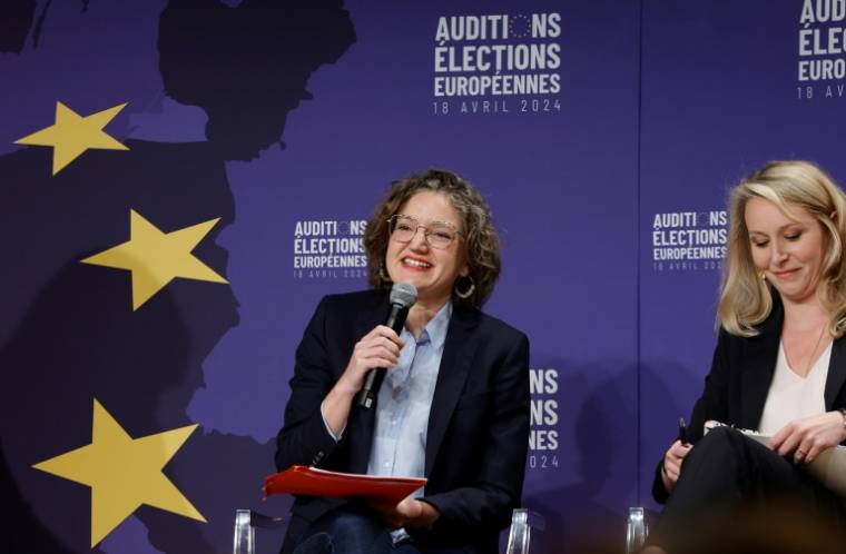 La tête de liste Ecologistes aux européennes Marie Toussaint, à gauche, et celle de Reconquête!, Marion Maréchal, à droite, lors d'un débat devant le Medef, à Paris, le 18 avril 2024 ( AFP / Geoffroy VAN DER HASSELT )