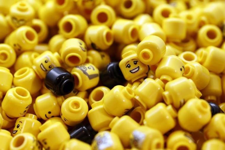 LEGO LORGNE LA CHINE ET COMPTE SUR SES ROBOTS POUR GRANDIR