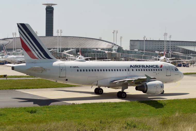 Un Airbus devant le terminal F de l'aéroport de Roissy-Charles de Gaulle, en région parisienne.  ( AFP / ERIC PIERMONT )